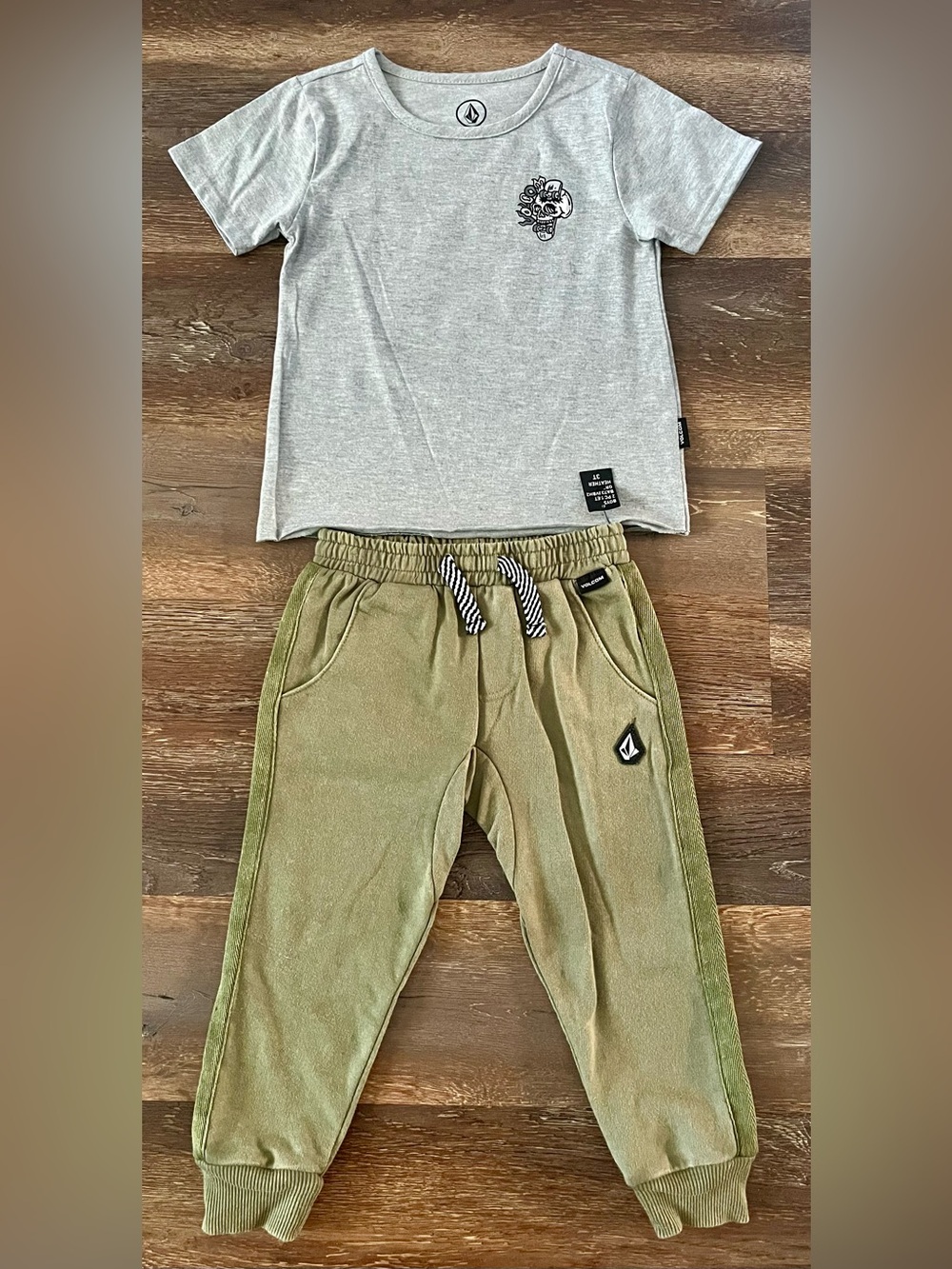 NWOT Volcom Toddler Boy Tee & Sweatpants Set Size 3T